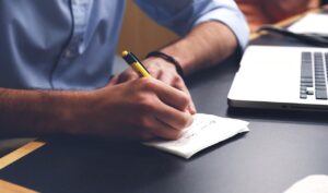 終活におけるエンディングノートは誰に見せるべきか？