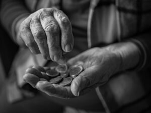 50代の終活で年金だけで暮らせるか、実際の生活費は？